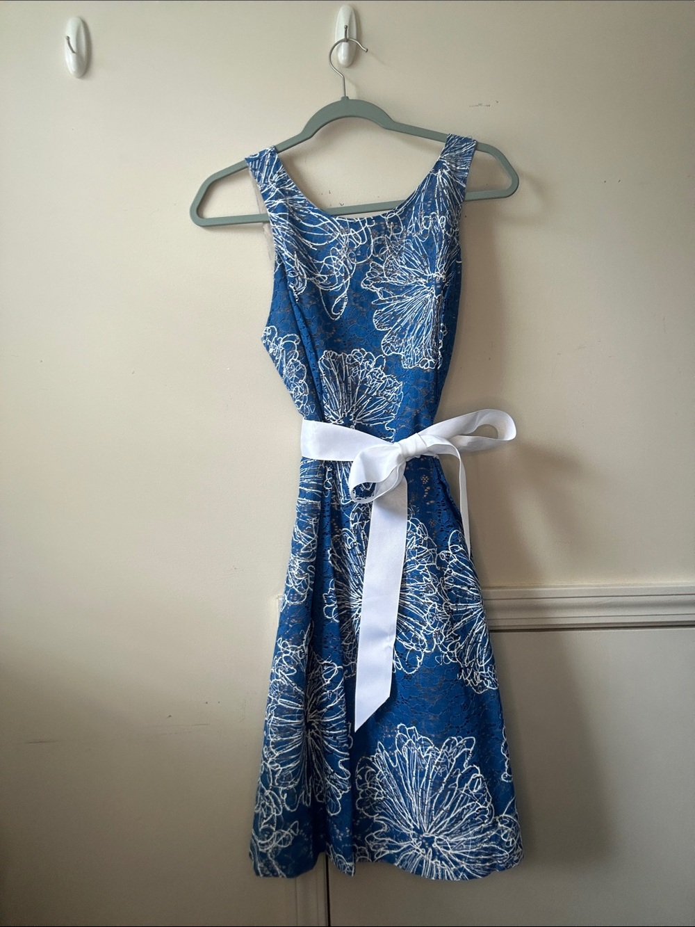Signature by Robbie Bee Blue Floral Midi Dress with White Belt